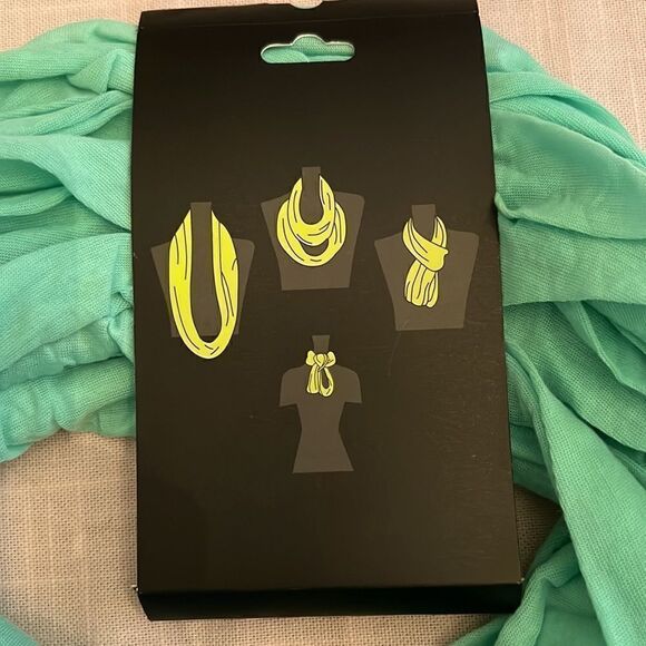 NWT green  infinity scarf so many looks from one accessory - Picture 4 of 6